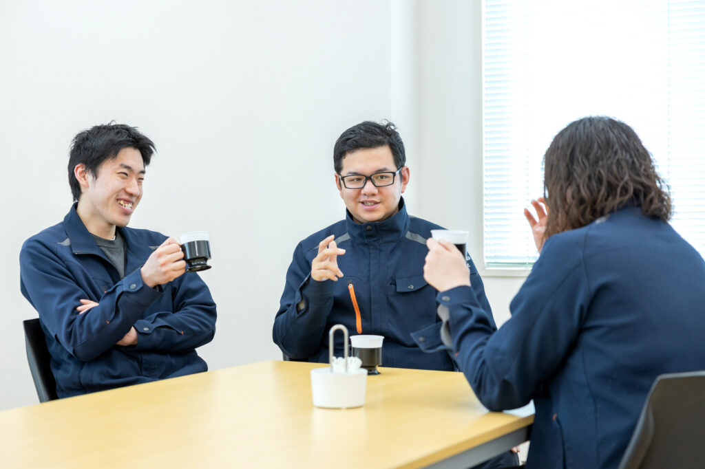 休憩室を利用する社員